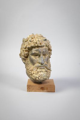 gros plan d'une statue d'un homme barbu