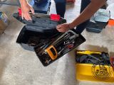 un homme qui tient une boîte à outils contenant des outils