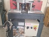une machine posée sur une table dans une pièce