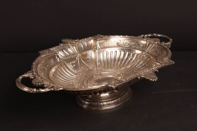 une image représentant une assiette en argent ornée d'un motif décoratif