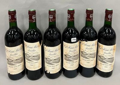 six bouteilles de vin sont alignées dans une rangée