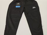 l'arrière d'un pantalon de survêtement noir muni d'une étiquette bleue