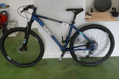 un vélo garé dans un garage