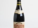 la bouteille de vin est posée sur la table, prête à être consommée