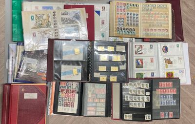 de nombreux types de timbres différents sur les pages d'un livre