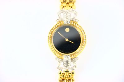 une photo d'une montre-bracelet pour femme avec un cadran noir