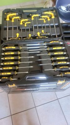 un grand nombre d'outils posés sur une table