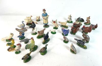 de nombreuses figurines représentant divers animaux et oiseaux sur la table