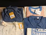 un tas de vêtements posés sur une table