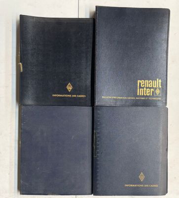 Les deux livres sont alignés sur une surface blanche