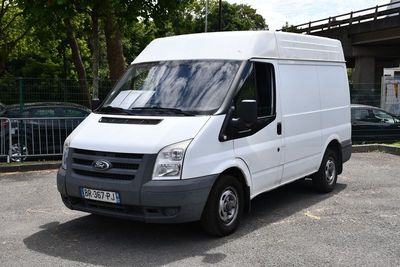 une camionnette blanche garée dans un parking