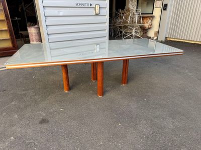 Table rectangulaire en bois et plateau de verre, reposant su…