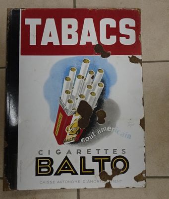 une pancarte posée par terre sur laquelle on peut lire « tabacs cigarettes balito »