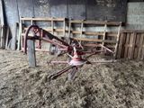 un tracteur qui est garé dans le foin