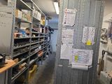 une pièce avec de nombreuses étagères et une poubelle à l'intérieur