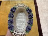 une personne tenant un panier rempli de fleurs violettes