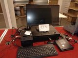 tout un tas d'appareils électroniques posés sur la table