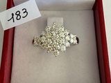 une bague dans une boîte rouge avec une étiquette de prix dessus