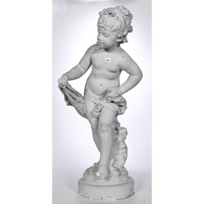 une statue blanche représentant un enfant tenant un oiseau, posée sur un socle