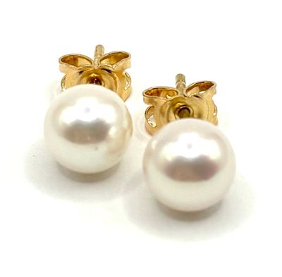 une paire de boucles d'oreilles en perles sur fond blanc, rehaussées de touches dorées
