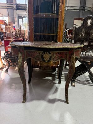 une table surmontée d'un miroir dans une pièce