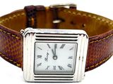 montre-bracelet avec bracelet en cuir marron et chiffres romains