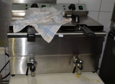 une serviette posée sur une machine dans une cuisine