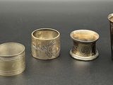 cinq tasses et une cuillère posées sur une table