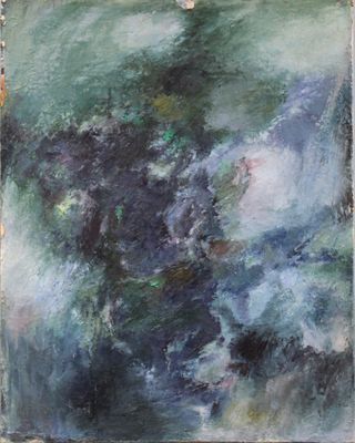 un tableau représentant un tableau bleu et vert accroché à un mur blanc