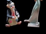 deux figurines représentant un homme et une femme sur fond noir