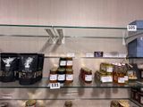 de nombreux pots de miel sur les étagères du magasin