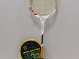 une raquette de tennis à laquelle est attachée une étiquette en forme de cœur