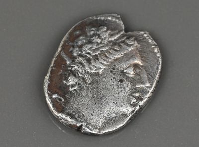gros plan d'une pièce d'argent sur laquelle figure une femme