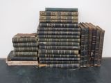 plusieurs vieux livres empilés sur une table