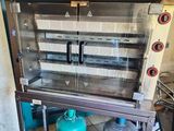 deux bouteilles de gaz posées sur un chariot devant un bâtiment