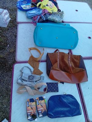 de nombreux sacs et sacs à main disposés sur une table de pique-nique