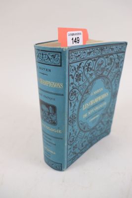 un livre bleu sur lequel est collée une étiquette rouge