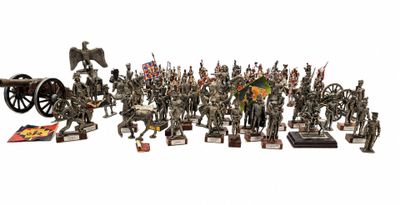 de nombreuses figurines de soldats et un canon exposés