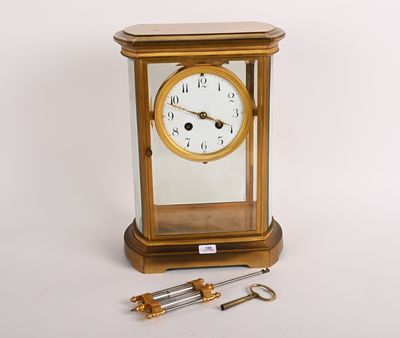 une petite horloge posée à côté d'une paire de ciseaux