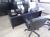 un bureau avec une chaise et un ordinateur dessus