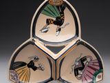 trois bols en céramique décorés de motifs sont empilés les uns sur les autres