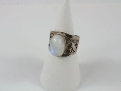 un gros plan d'une bague sertie d'une pierre blanche