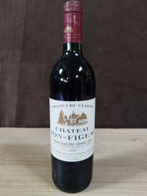 une bouteille de vin posée sur une table