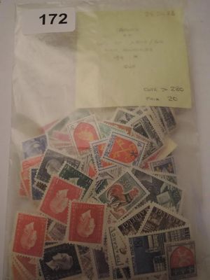 un sac rempli de timbres posé sur la table