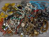un plateau contenant un assortiment de colliers et de bracelets posé sur une table
