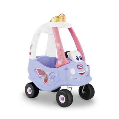 petite voiture Little Tikes violette et rose avec une princesse assise dessus