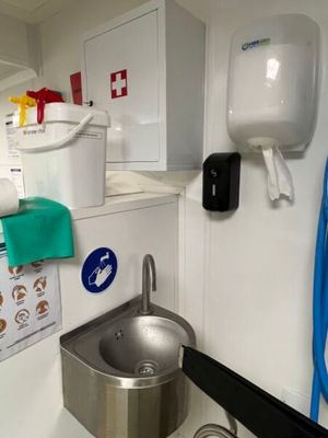 un évier et un robinet dans un coin de la pièce