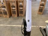 une photo d'un aspirateur dans un entrepôt