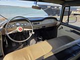 vue du tableau de bord et du volant depuis l'intérieur d'une voiture