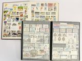 deux livres sur lesquels sont apposés des timbres, posés sur une table